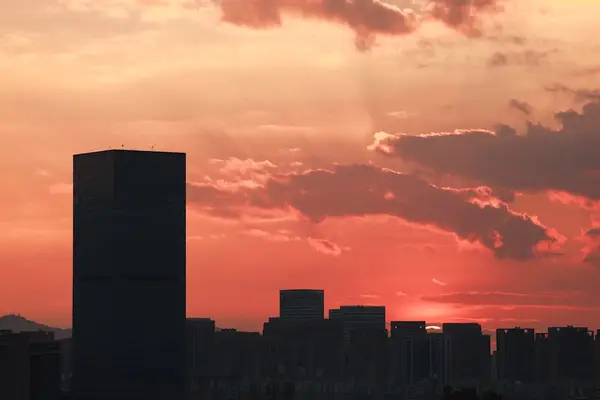 городской пейзаж на закате